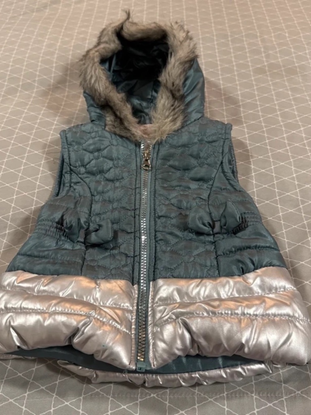 Little Lass puffer vest with faux fur